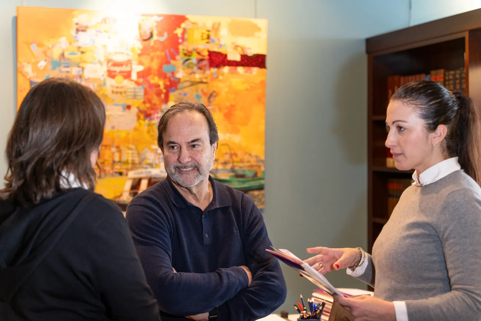 Equip jurídic i immobiliari revisant un expedient