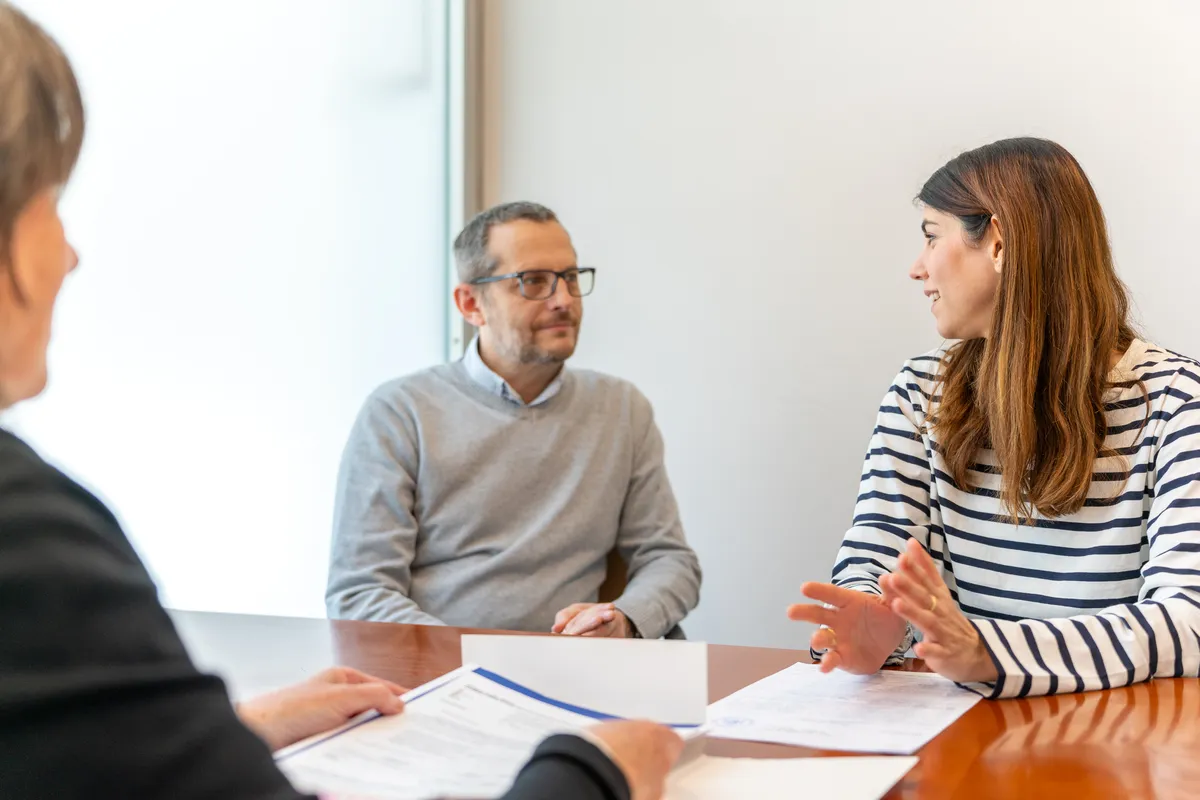 Equip jurídic i immobiliari revisant un expedient
